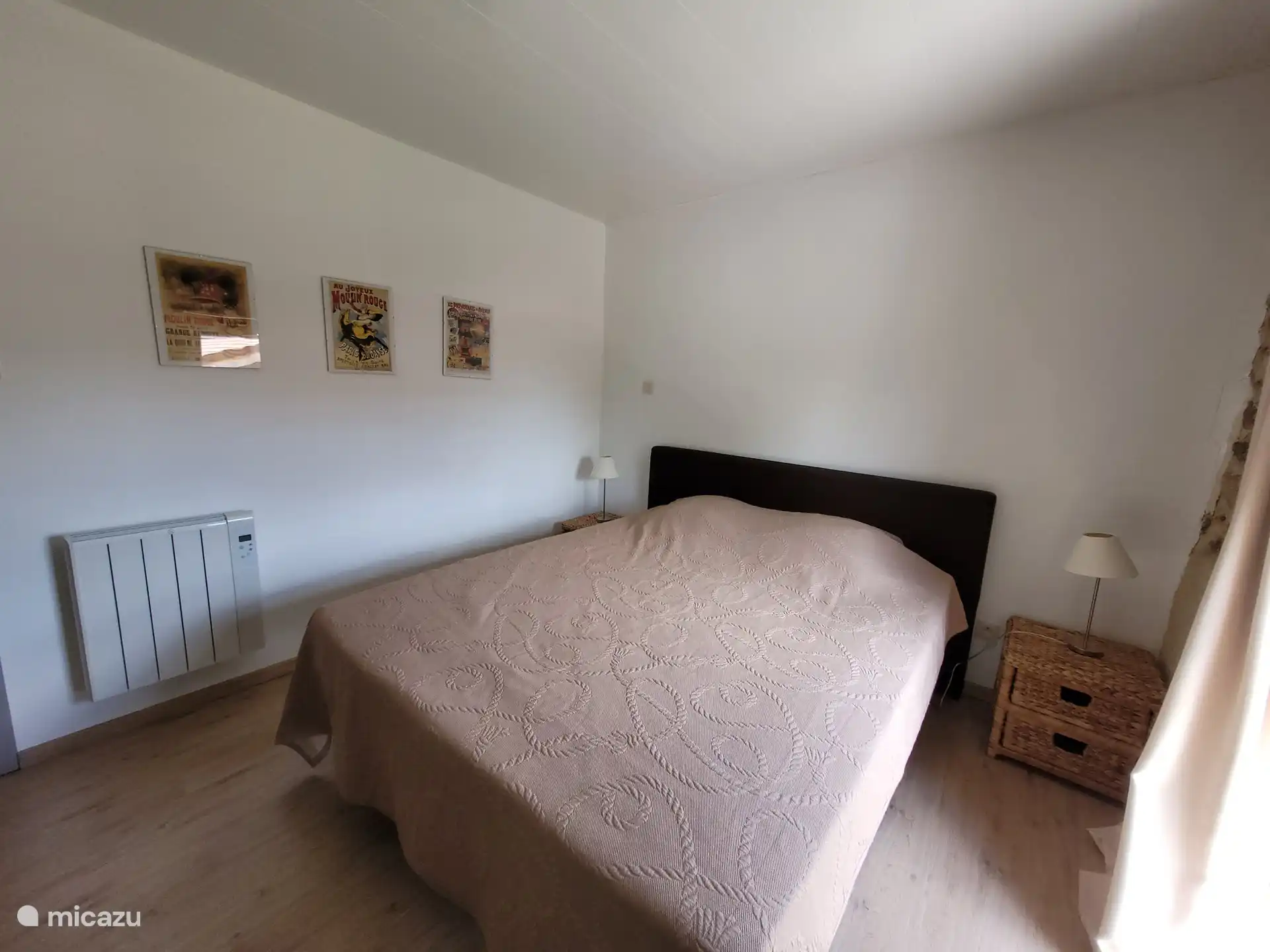 Dormitorio 1 con cama doble con somier