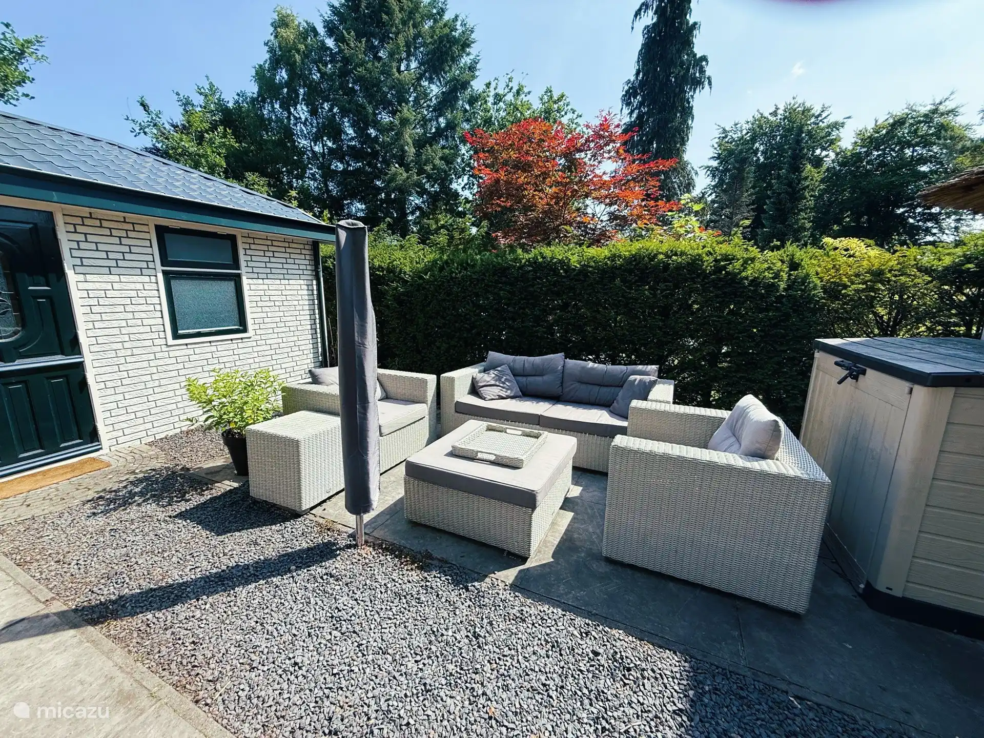 Comfortabele loungeset met parasol