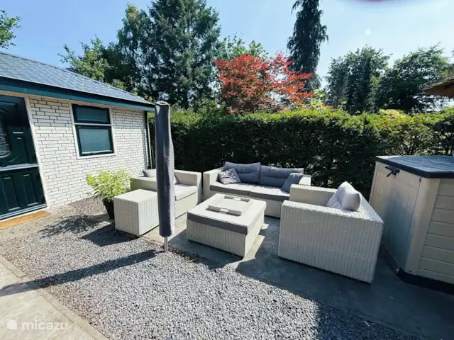 Cottage Felicity - Family Home huren in Nederland, Gelderland, Beekbergen - chalet Comfortabele loungeset met parasol