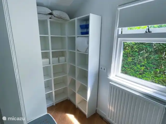 Cottage Felicity - Family Home huren in Nederland, Gelderland, Beekbergen - chalet Inloopkast van de hoofdslaapkamer