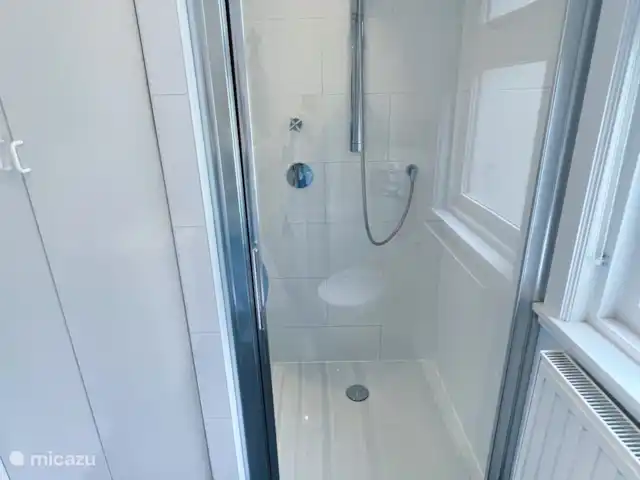 Cottage Felicity - Family Home huren in Nederland, Gelderland, Beekbergen - chalet Ruime douche met harde straal