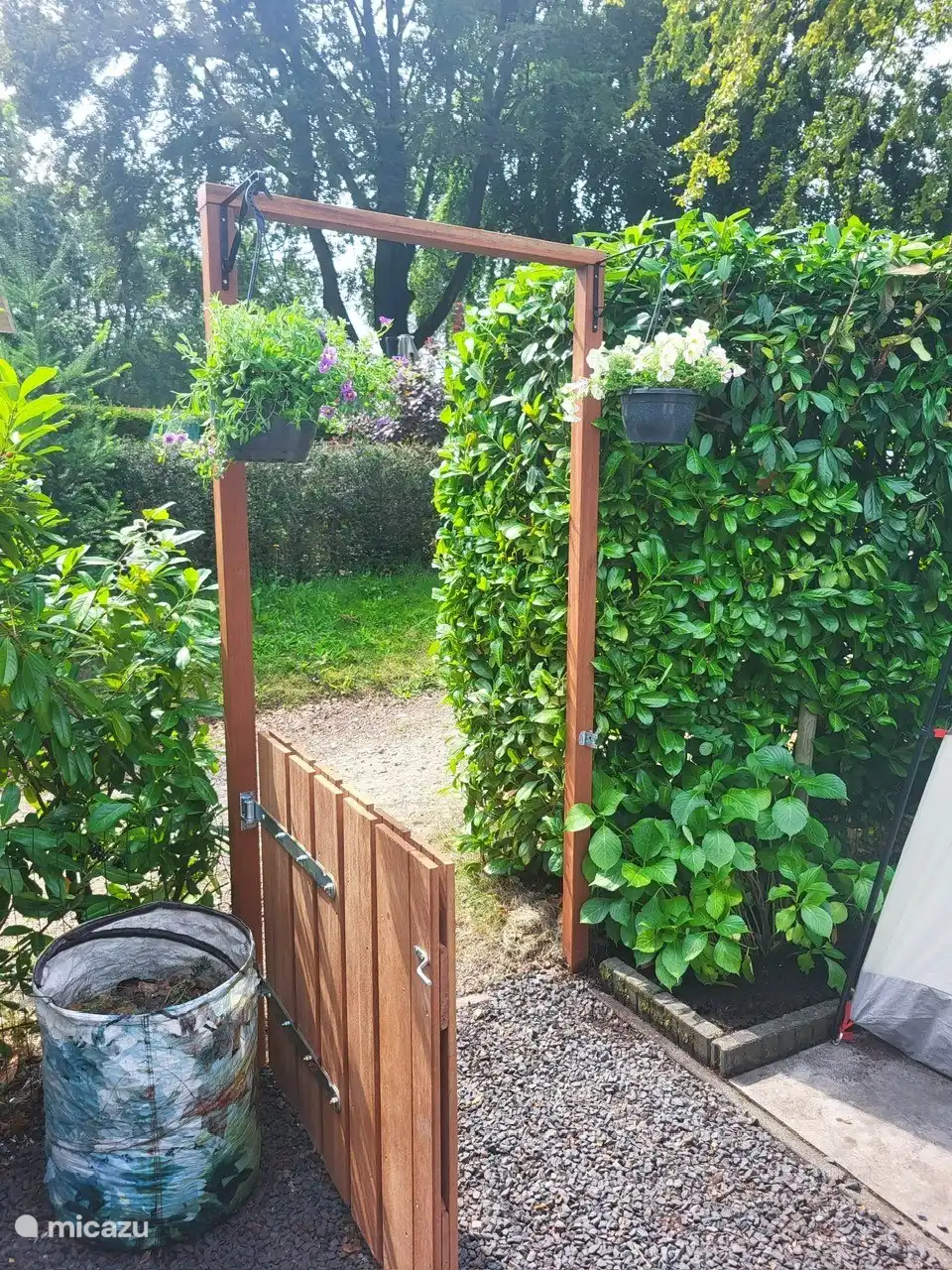 Tuinhekje bij binnenkomst (enige doorkijk in de tuin)