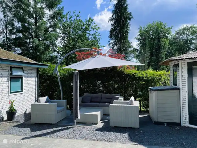 Cottage Felicity - Family Home huren in Nederland, Gelderland, Beekbergen - chalet Loungeset en parasol in de voortuin