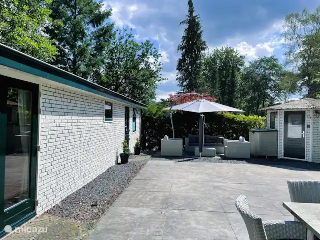 Cottage Felicity - Family Home huren in Nederland, Gelderland, Beekbergen - chalet Zijkant chalet met loungeset naast de deur