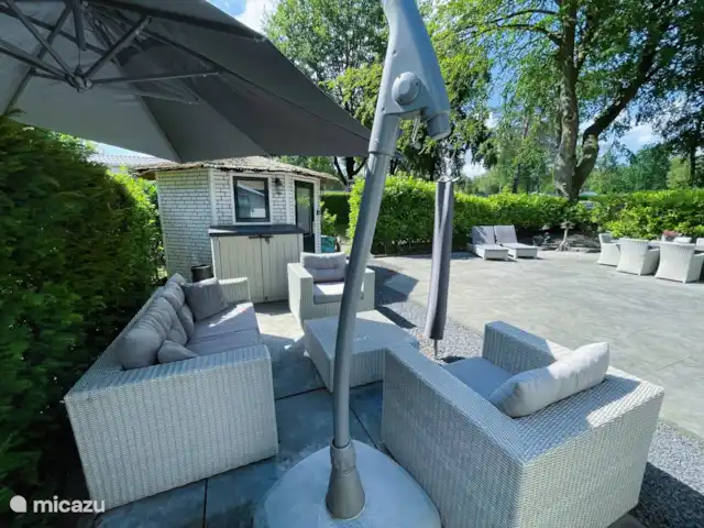 Cottage Felicity - Family Home huren in Nederland, Gelderland, Beekbergen - chalet Loungeset in zeer ruime tuin