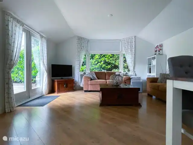 Cottage Felicity - Family Home huren in Nederland, Gelderland, Beekbergen - chalet Woonkamer met lichtinval van alle kanten