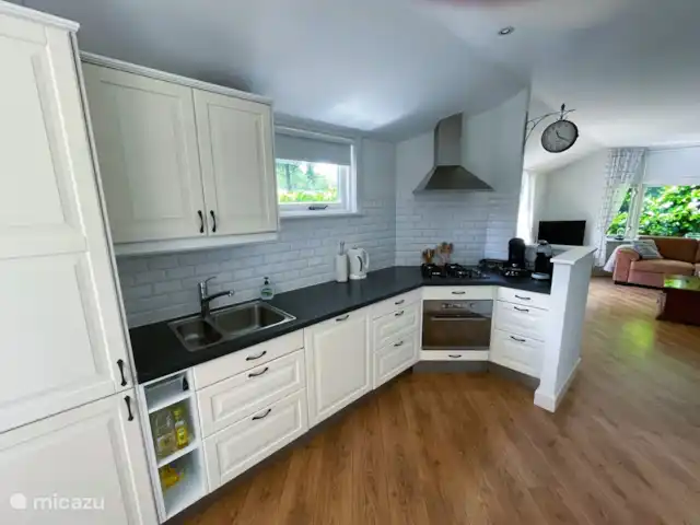 Cottage Felicity - Family Home huren in Nederland, Gelderland, Beekbergen - chalet Keuken met vaatwasser, oven en 4 pits gasfornuis