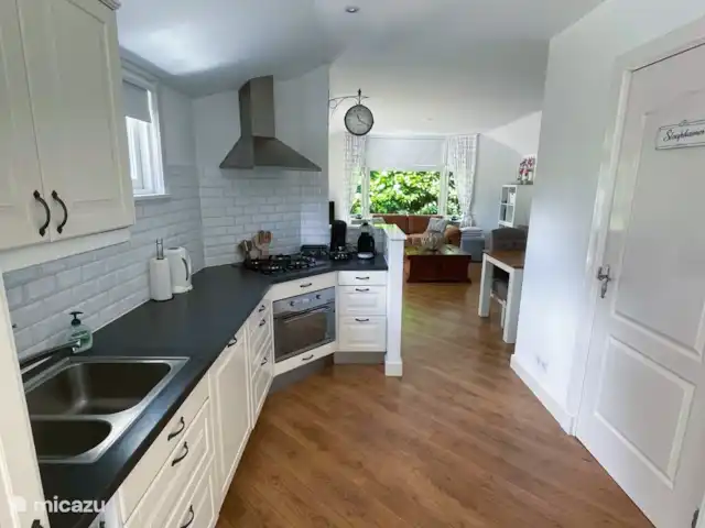 Cottage Felicity - Family Home huren in Nederland, Gelderland, Beekbergen - chalet Keuken met doorkijk naar ruimtelijke woonkamer