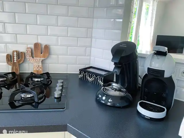 Cottage Felicity - Family Home huren in Nederland, Gelderland, Beekbergen - chalet Twee koffiezetters, een Senseo en een Nespresso apparaat. Uiteraard is er ook een waterkoker aanwezig