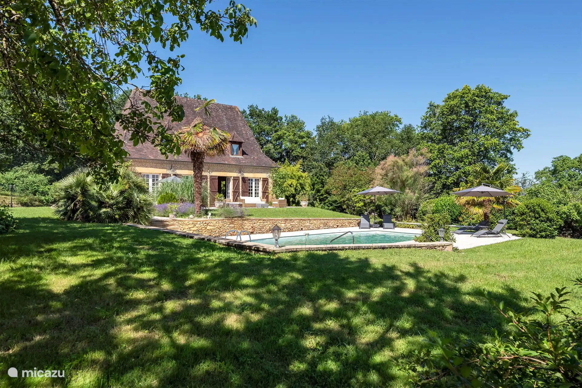 Jardín, casa y piscina