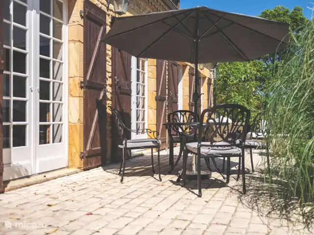 La Perla de Pradal en Francia, Dordoña, Siorac-en-Périgord - casa vacacional Zona de desayuno al aire libre