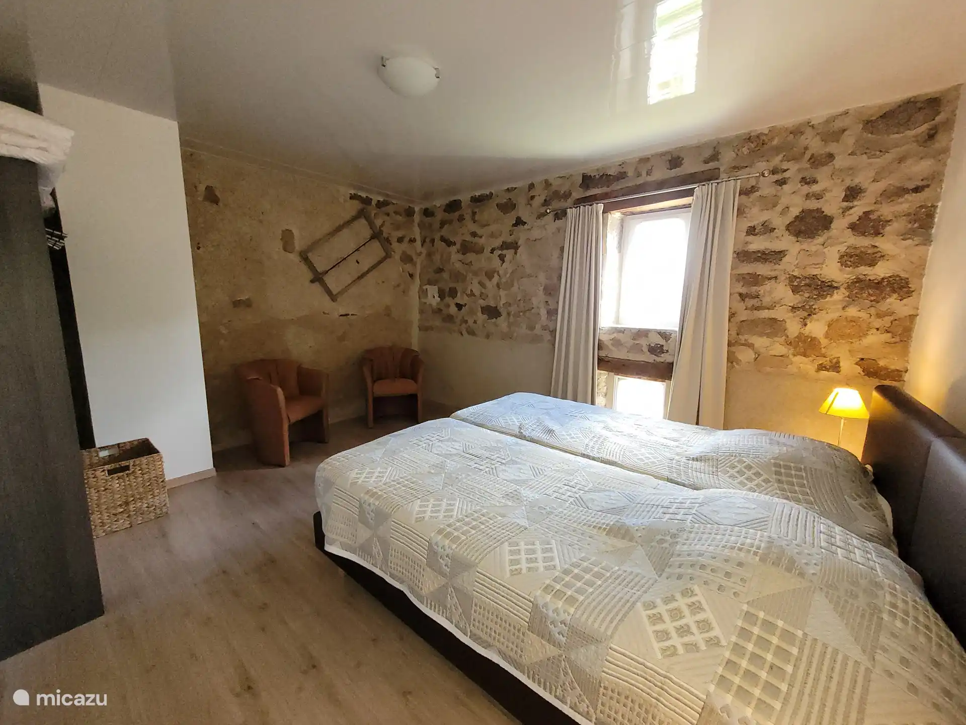 Chambre 2 avec deux lits simples à sommier tapissier avec matelas à ressorts ensachés