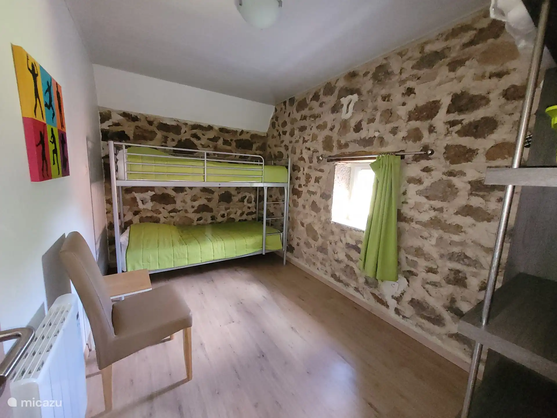 Chambre 3 avec un lit superposé avec matelas à ressorts ensachés