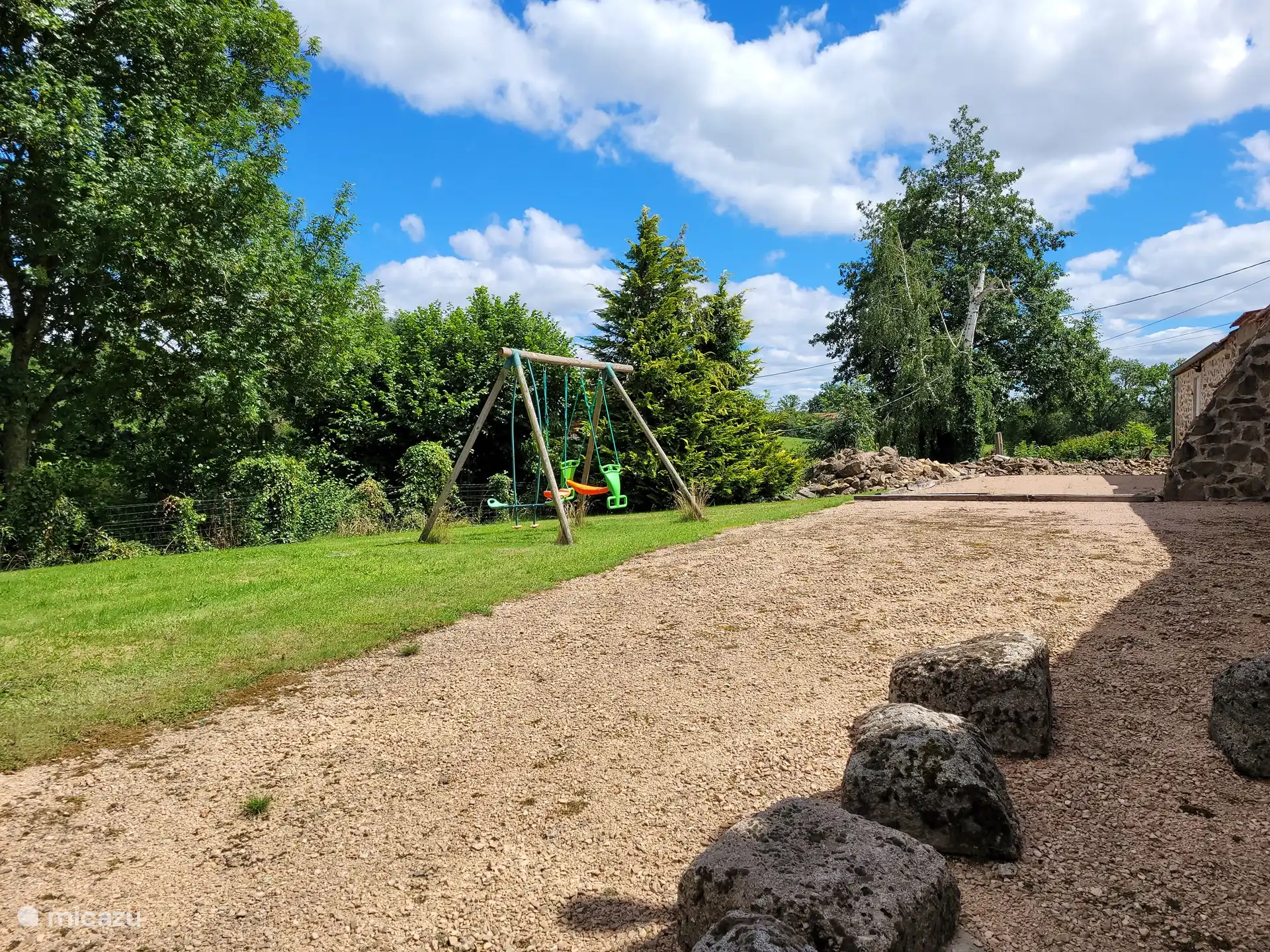 Balançoire et terrain de pétanque
