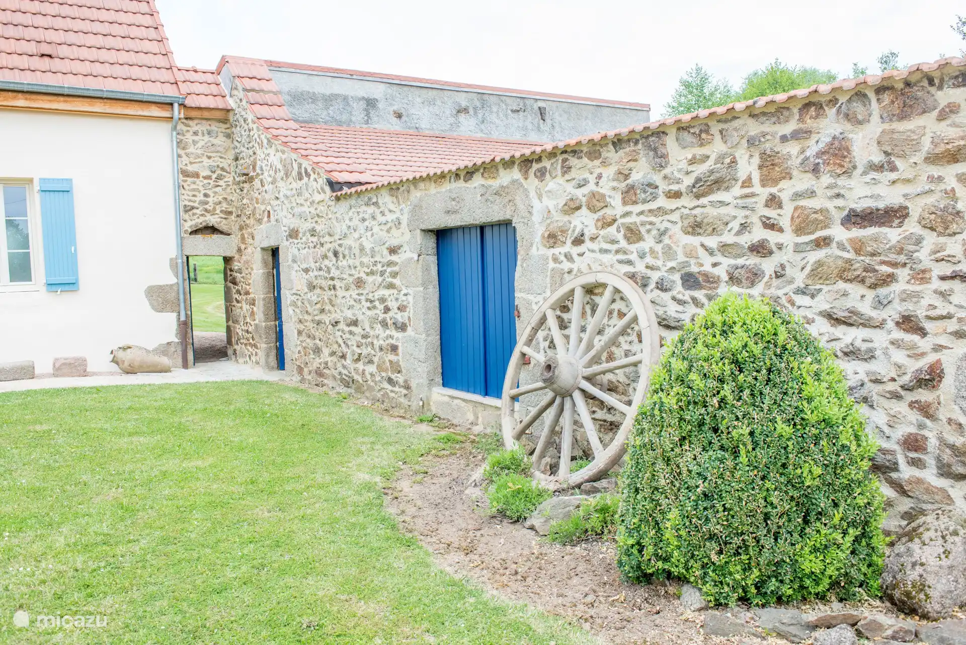 Image atmosphérique avec vieille roue de chariot dans le jardin