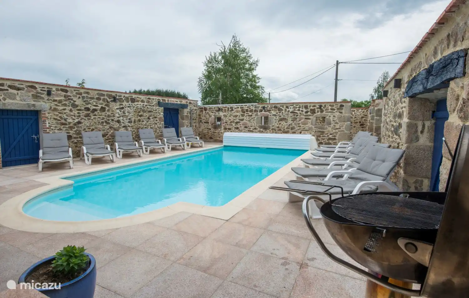 Piscine avec chaises longues