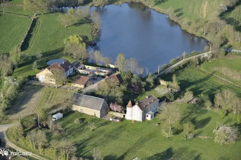 Vue aérienne avec la Fermette La Planche au bord du lac