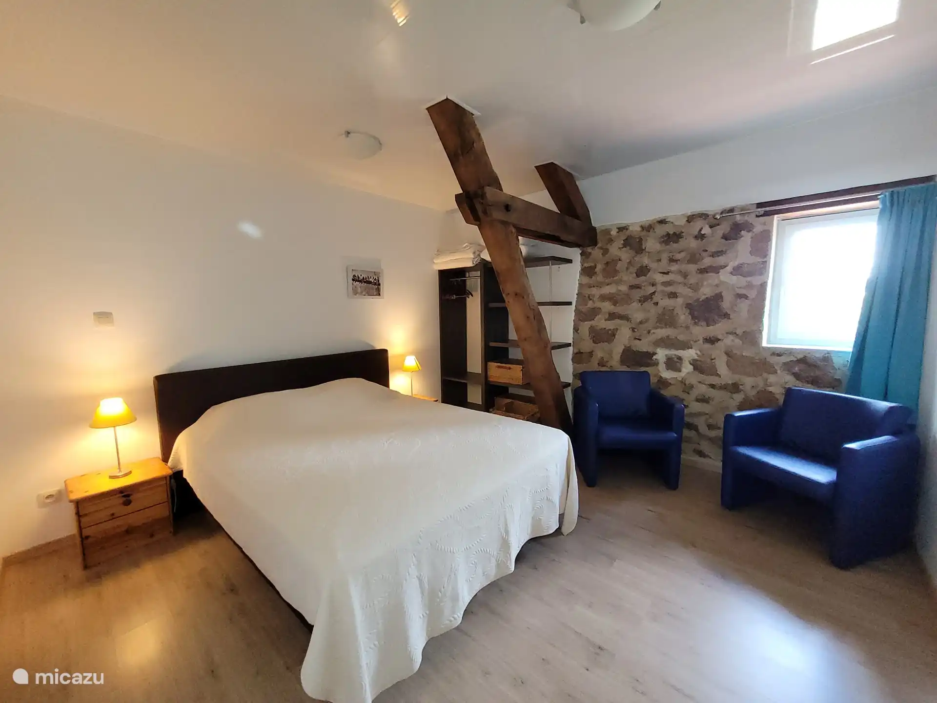 Chambre 1 avec un lit double à sommier tapissier avec matelas à ressorts ensachés