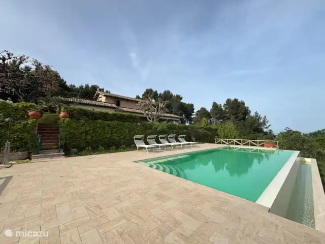 Villa Rose e Fiori (a 6 km del mar) en Italia, Marche, Potenza Picena - villa Abril de 2025: apertura de la piscina