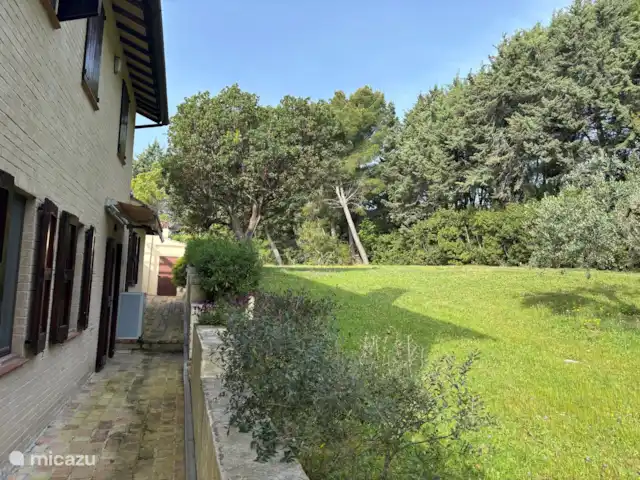 Villa Rose e Fiori (a 6 km del mar) en Italia, Marche, Potenza Picena - villa Jardín alrededor de la casa