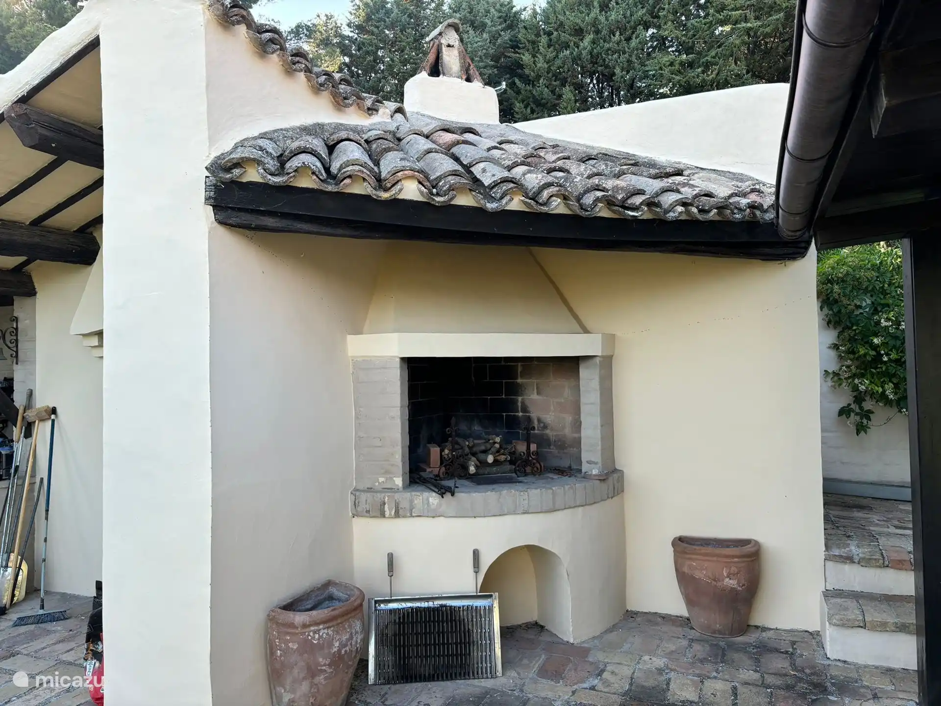 Barbecue et four à pizza. Il y a aussi un barbecue à gaz weber.