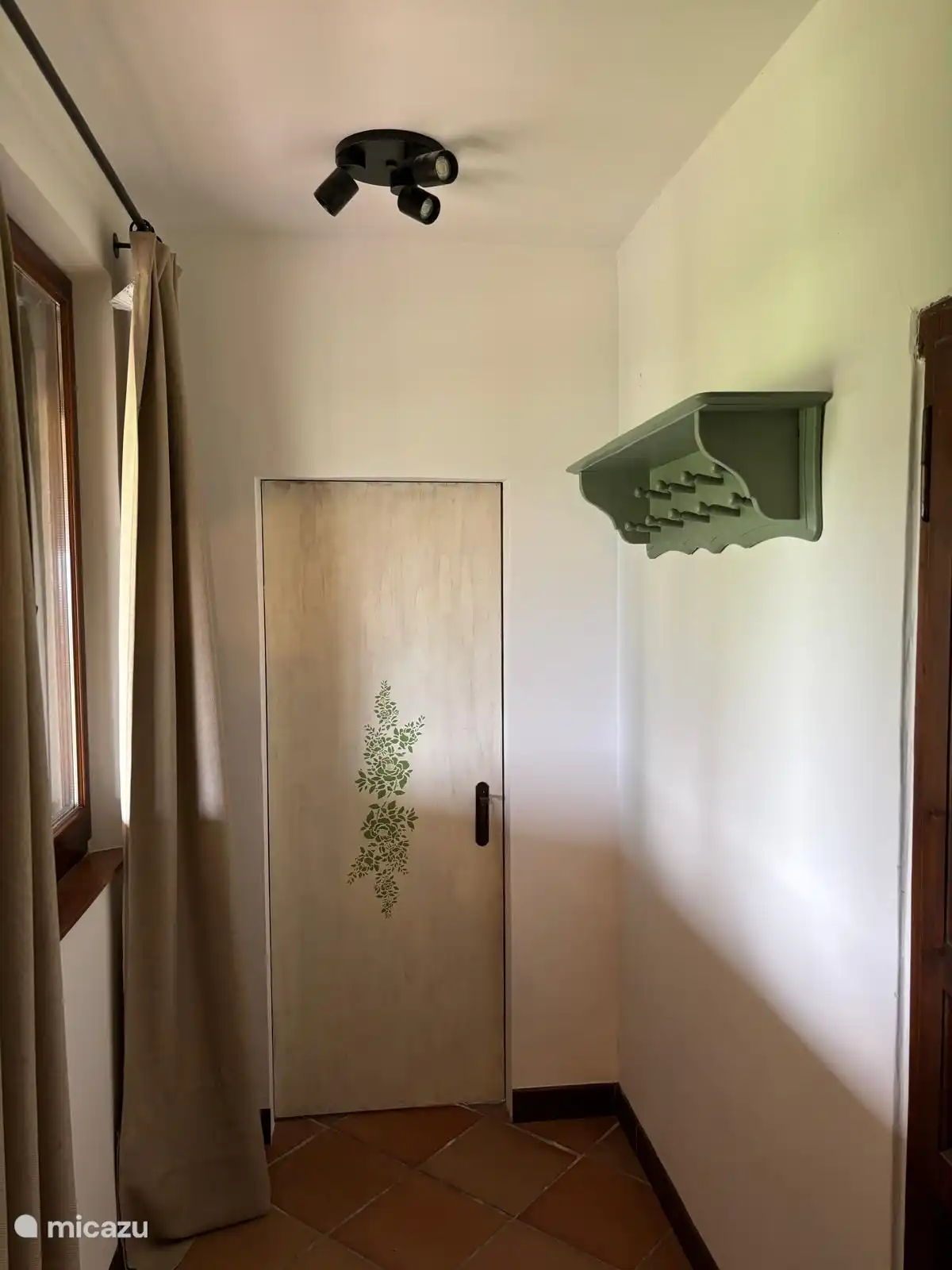 Hall avec toilettes, n’est pas encore inclus dans les plans d’étage.