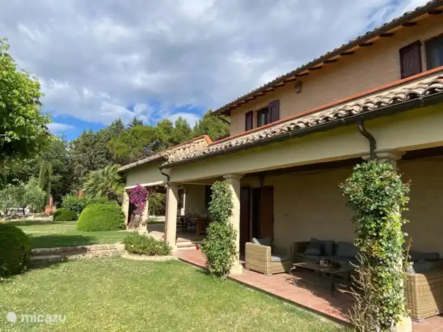 Villa Rose e Fiori (a 6 km del mar) en Italia, Marche, Potenza Picena - villa Jardín