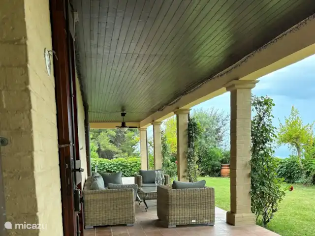 Villa Rose e Fiori (a 6 km del mar) en Italia, Marche, Potenza Picena - villa Terraza cubierta