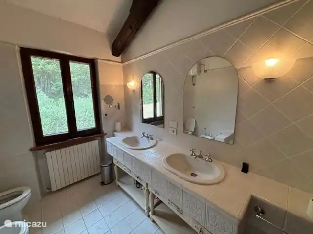 Villa Rose e Fiori (a 6 km del mar) en Italia, Marche, Potenza Picena - villa Baño en planta alta