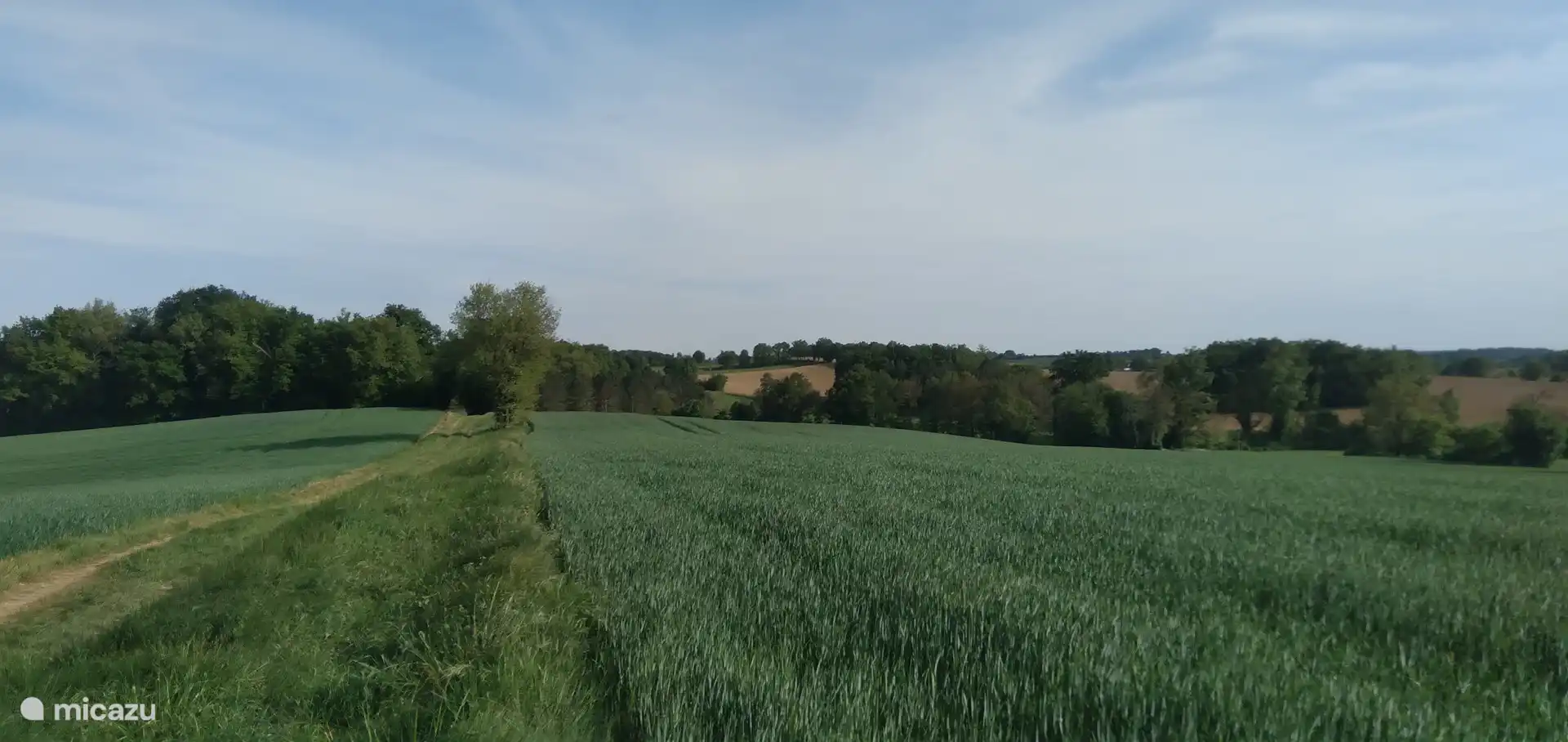The road from Belle Jeanne to the large natural lake at 200 meters walking distance