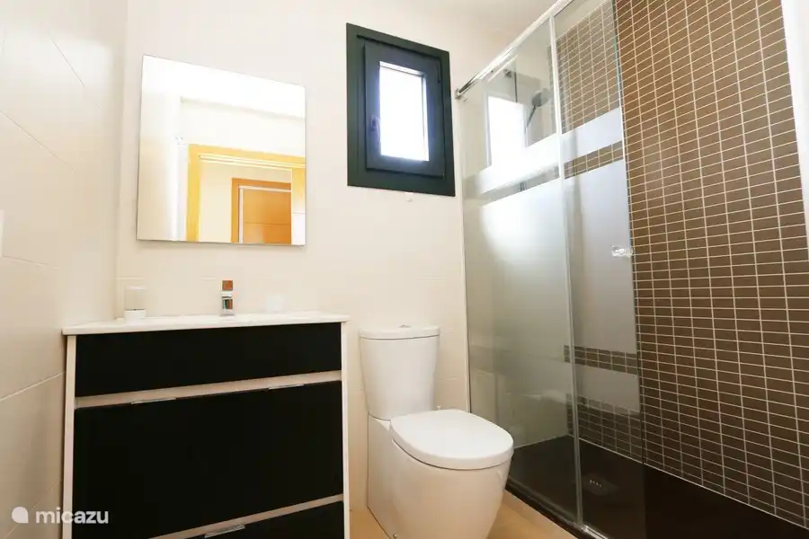 Badezimmer mit ebenerdiger Dusche