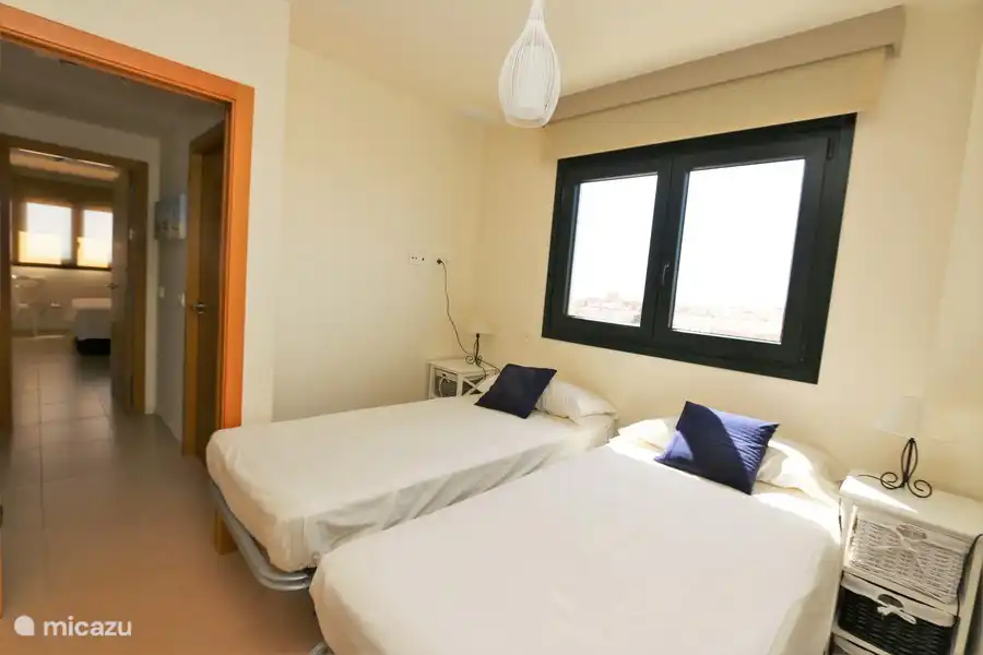 Schlafzimmer mit zwei Einzelbetten