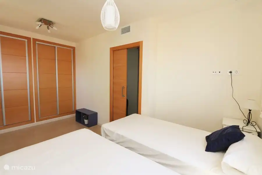 Schlafzimmer mit zwei Einzelbetten