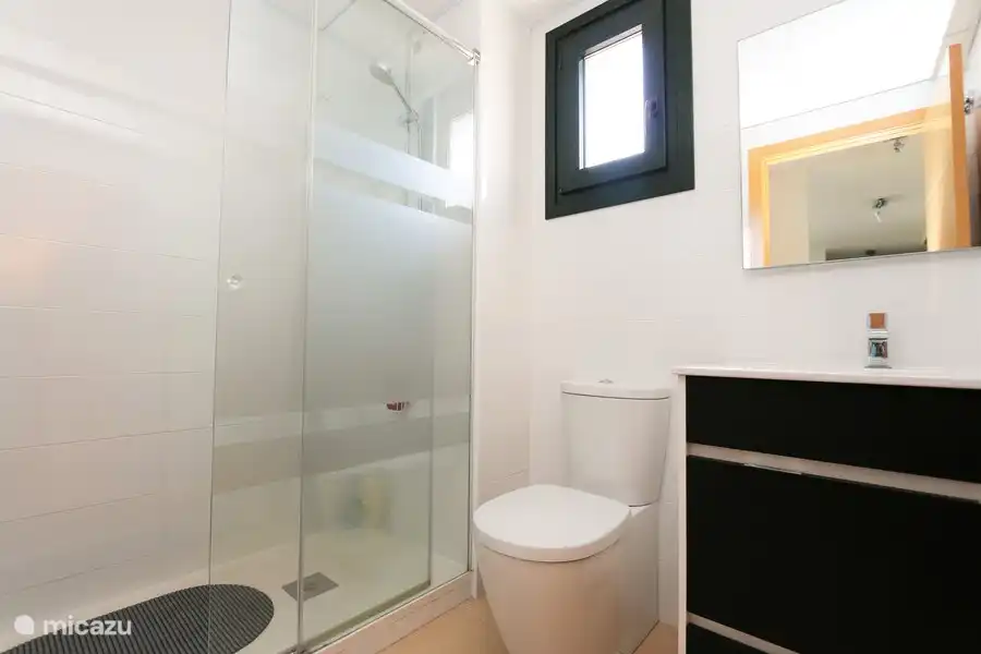 Badezimmer mit ebenerdiger Dusche