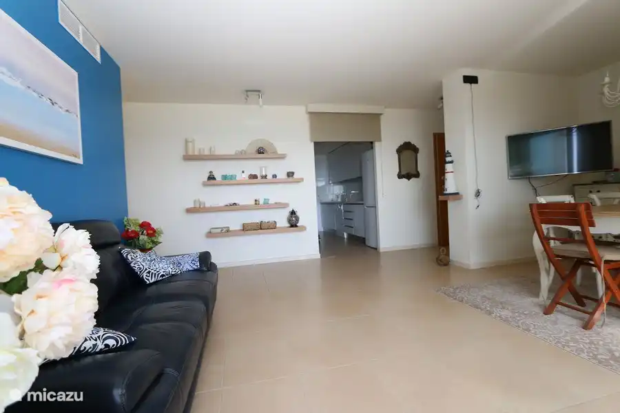 Geräumiges Wohnzimmer mit Essbereich