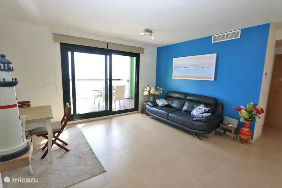 Geräumiges Wohnzimmer mit Essbereich