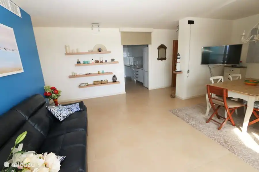 Geräumiges Wohnzimmer mit Essbereich