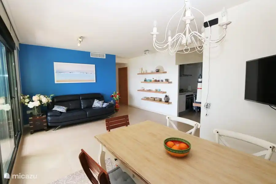 Geräumiges Wohnzimmer mit Essbereich