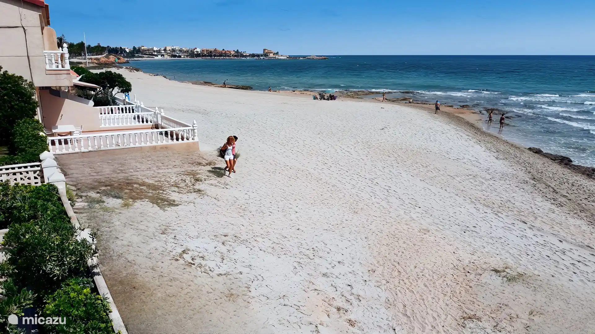 Direct access to the beach