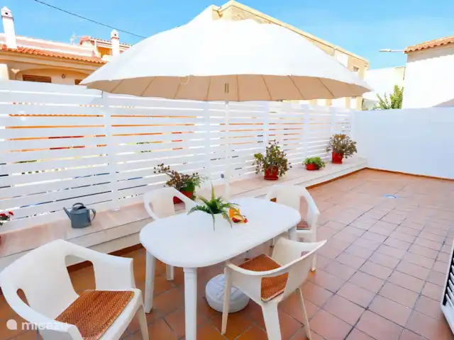 Maison de plage au bord de la mer | Espagne, Costa Blanca, Torre de la Horadada - maison de vacances Le jardin depuis la cuisine