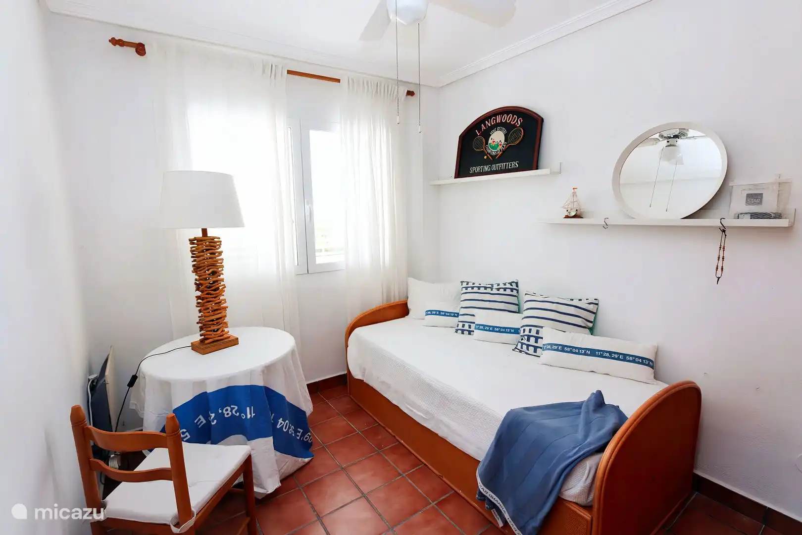 Bedroom with single bed