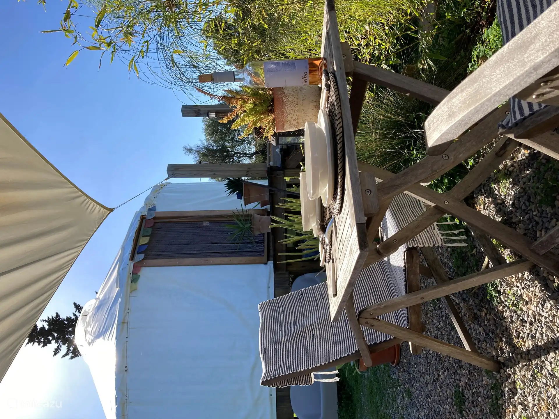 Nice outdoor dining.