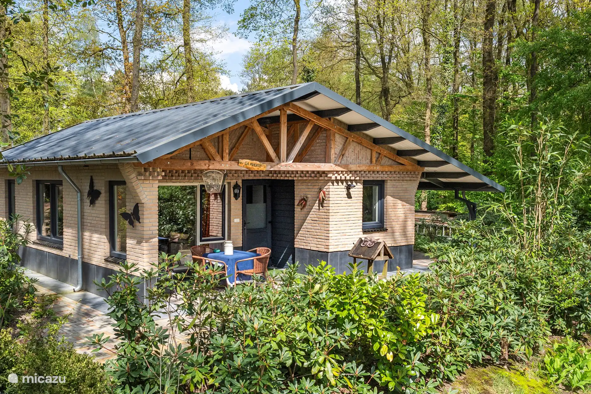 Front mit überdachter Terrasse