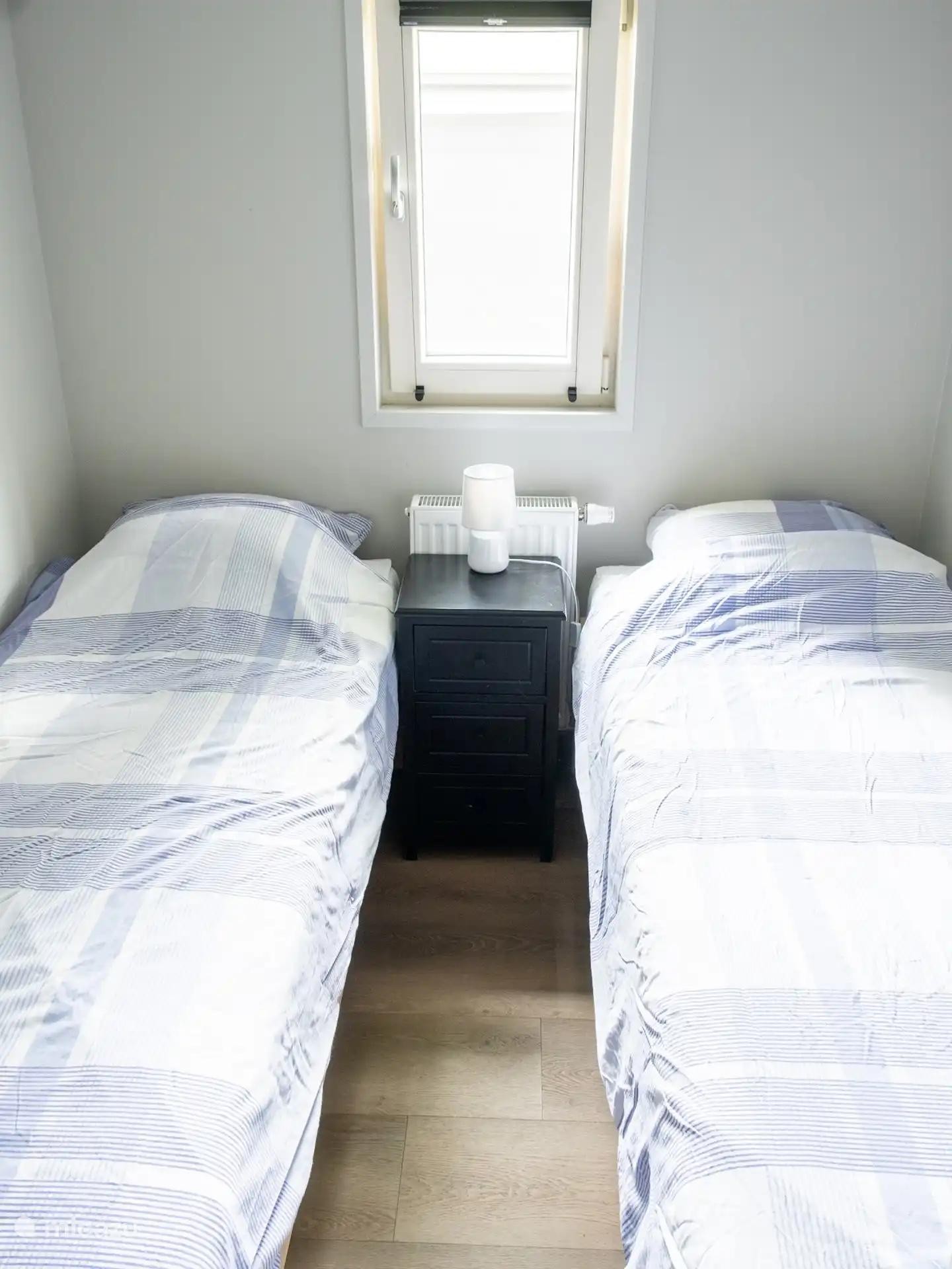 Schlafzimmer 2 mit 2 Einzelbetten und Wandschränken