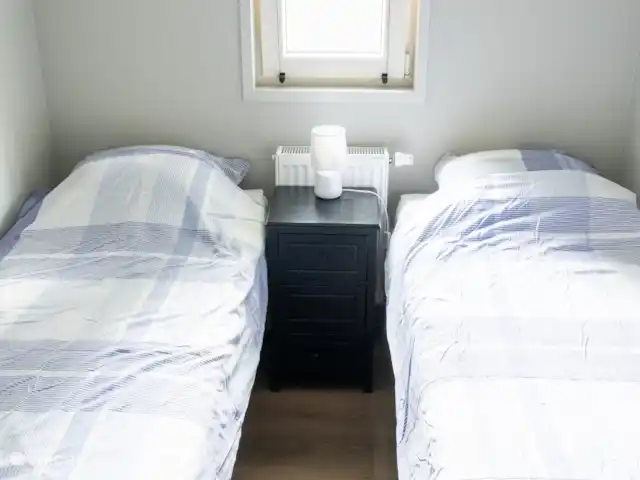 Perdrix  | Pays-Bas, Overijssel, Lattrop - chalet Chambre 2 avec 2 lits simples et armoires murales