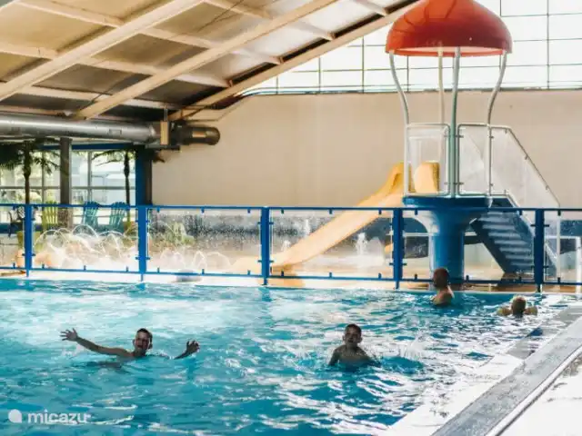 Hallenbad mit separater großer Rutsche