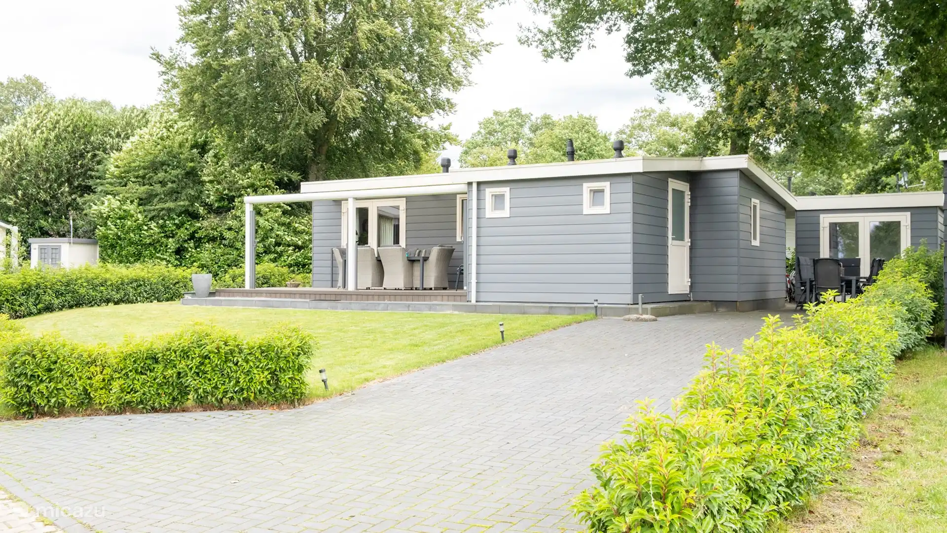 Front mit separater Scheune auf der rechten Seite