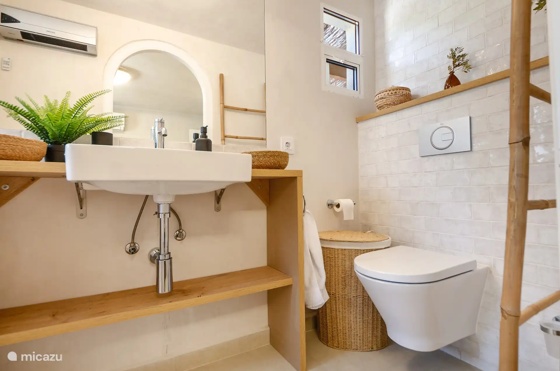 Badezimmer des ersten Schlafzimmers im Erdgeschoss mit Dusche