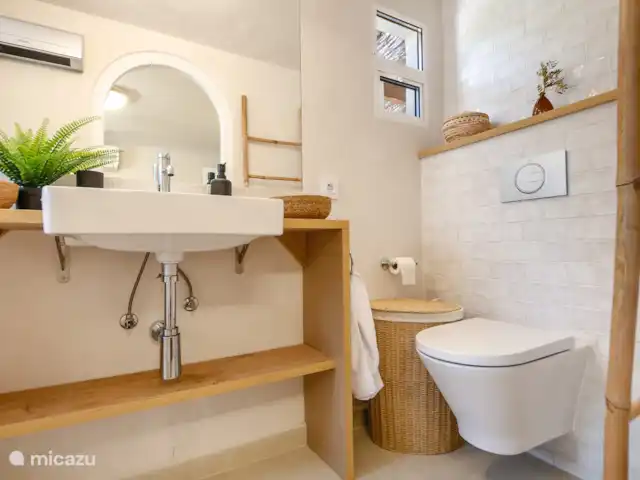 Xénophilie VI | Espagne, Costa Blanca, Benitachell - villa Salle de bain de la première chambre au rez-de-chaussée, avec douche