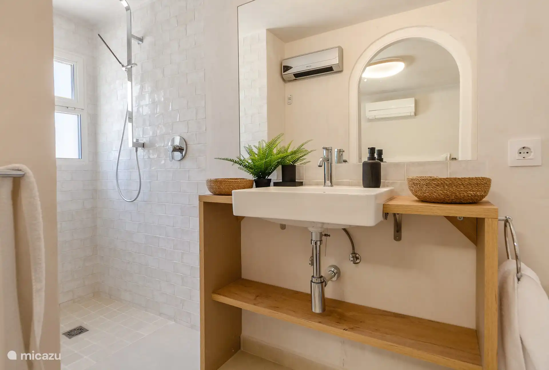 Badezimmer des ersten Schlafzimmers im Erdgeschoss mit Dusche